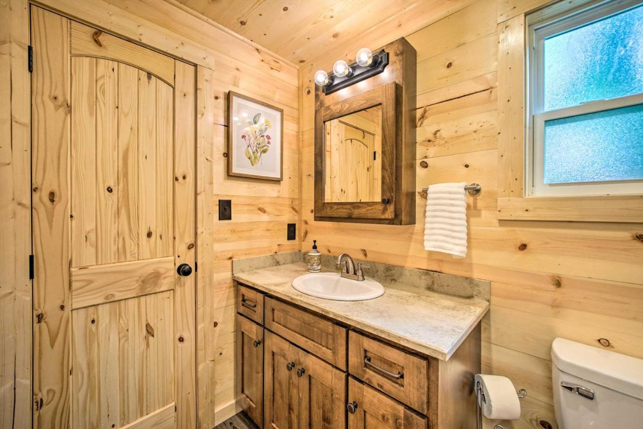 Stylish Cabin By Beavers Bend Hot Tub And Fire Pit Брокен-Боу Экстерьер фото