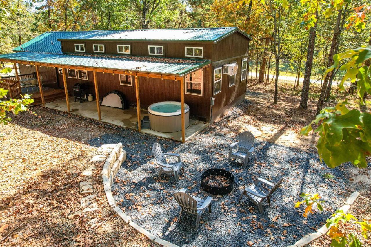 Stylish Cabin By Beavers Bend Hot Tub And Fire Pit Брокен-Боу Экстерьер фото